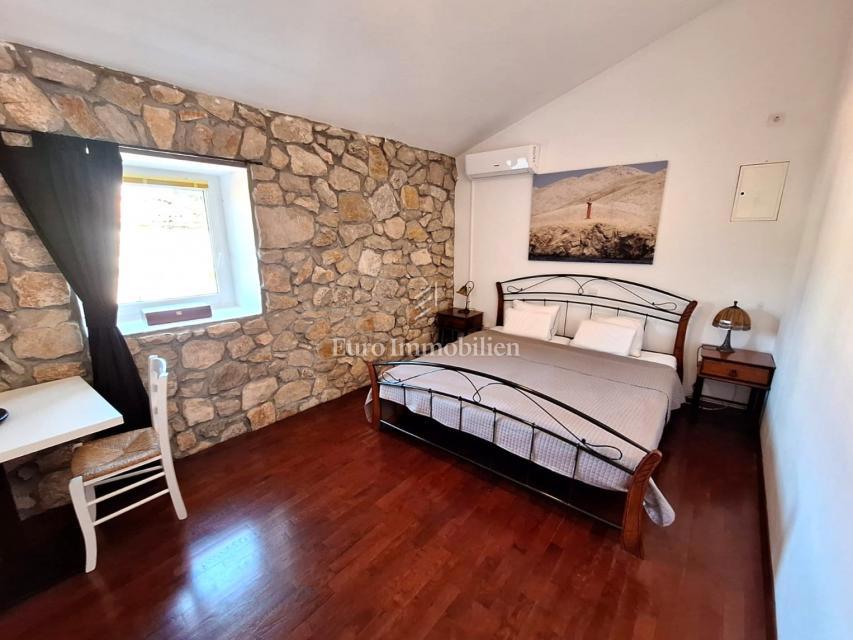 Isola di Krk, Malinska - casa in pietra con piscina