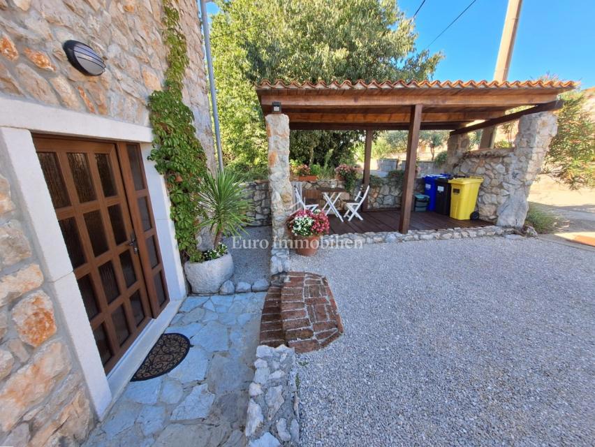 Isola di Krk, Malinska - casa in pietra con piscina