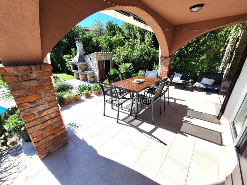 Isola di Krk, Malinska - casa in pietra con piscina