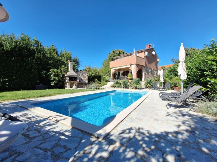 Isola di Krk, Malinska - casa in pietra con piscina