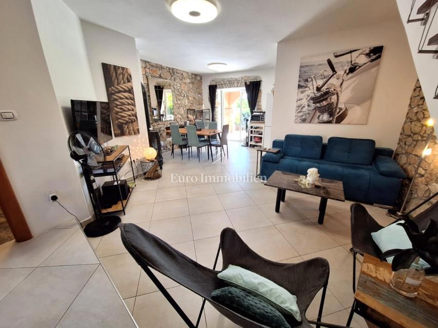 Isola di Krk, Malinska - casa in pietra con piscina