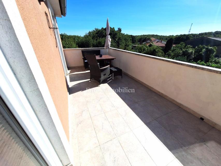 Isola di Krk, Malinska - casa in pietra con piscina