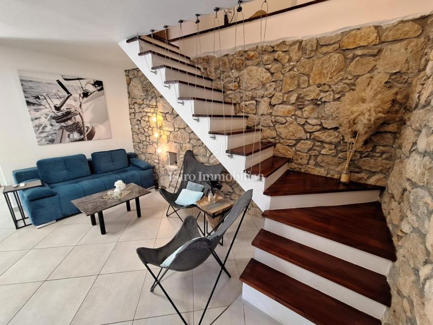 Isola di Krk, Malinska - casa in pietra con piscina