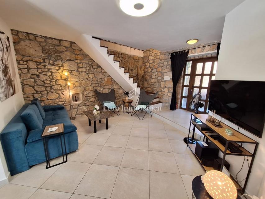 Isola di Krk, Malinska - casa in pietra con piscina