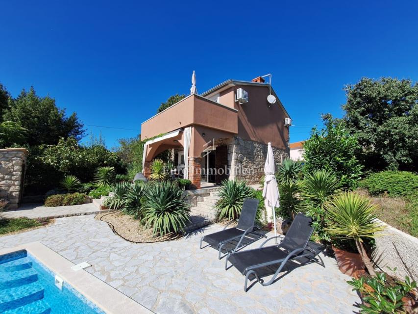 Isola di Krk, Malinska - casa in pietra con piscina