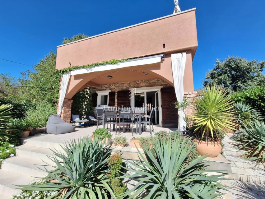 Isola di Krk, Malinska - casa in pietra con piscina