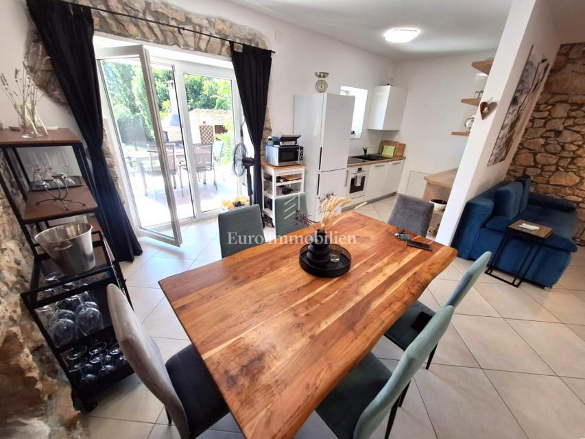 Isola di Krk, Malinska - casa in pietra con piscina