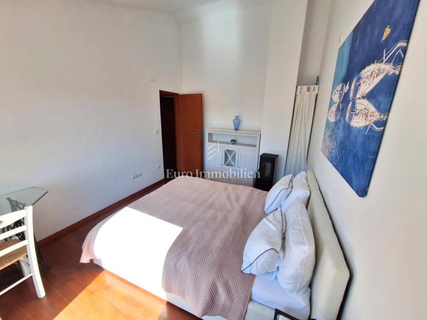 Isola di Krk, Malinska - casa in pietra con piscina