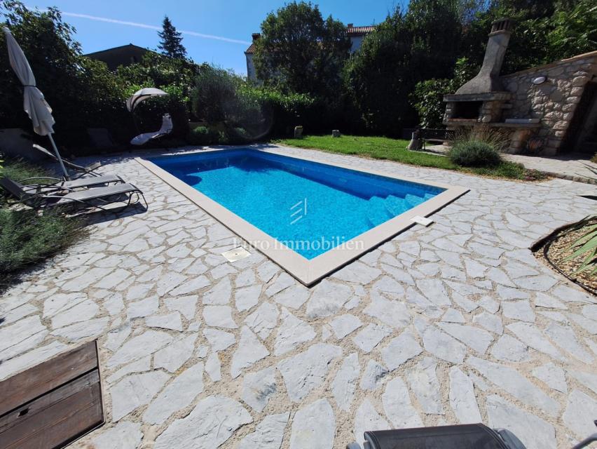 Isola di Krk, Malinska - casa in pietra con piscina