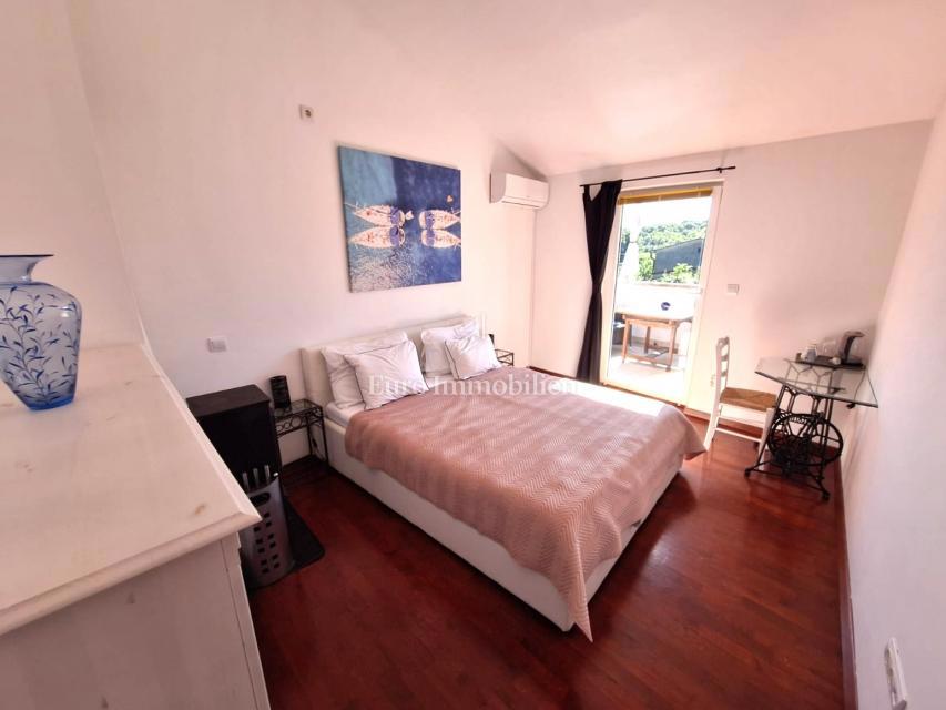 Isola di Krk, Malinska - casa in pietra con piscina