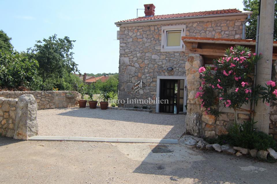 Isola di Krk, Malinska - casa in pietra con piscina