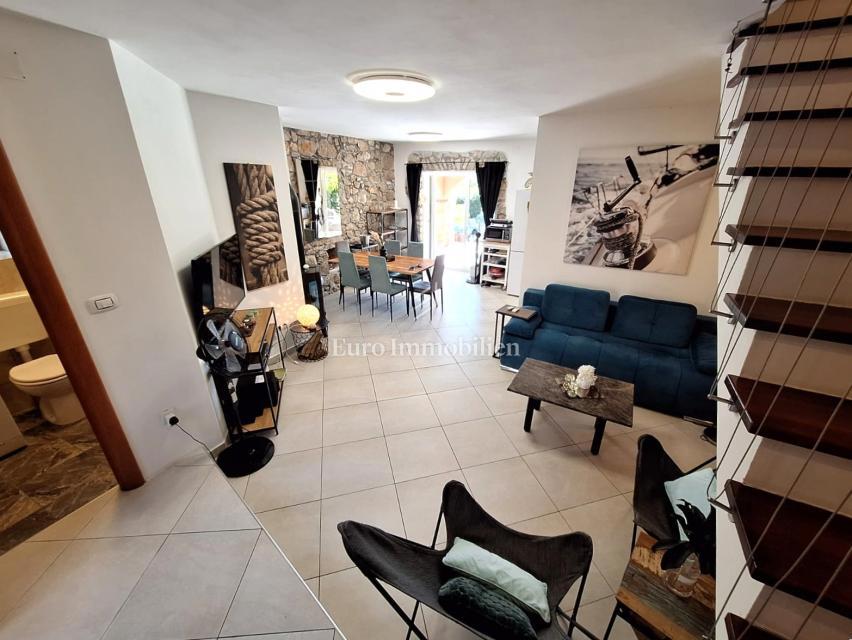 Isola di Krk, Malinska - casa in pietra con piscina