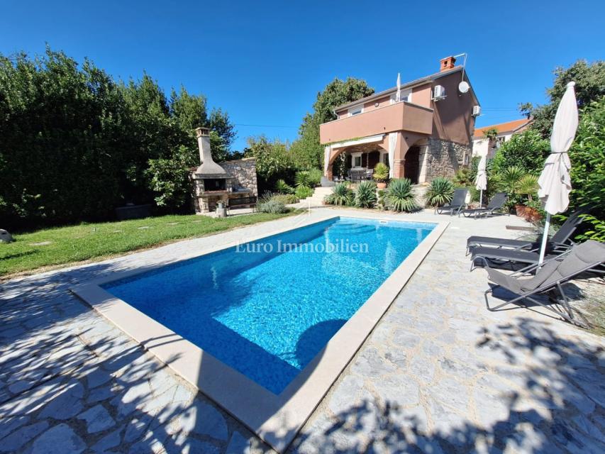 Isola di Krk, Malinska - casa in pietra con piscina