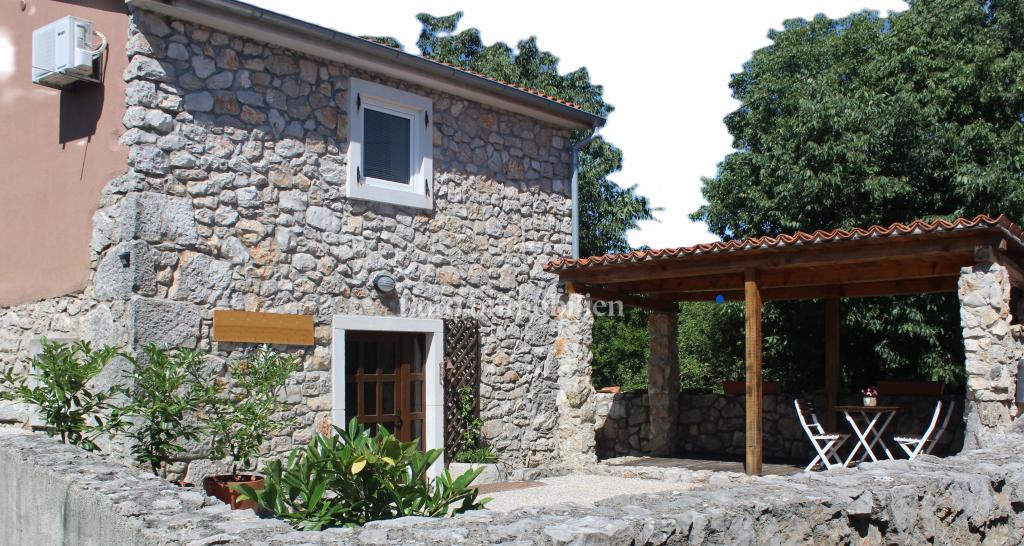 Isola di Krk, Malinska - casa in pietra con piscina