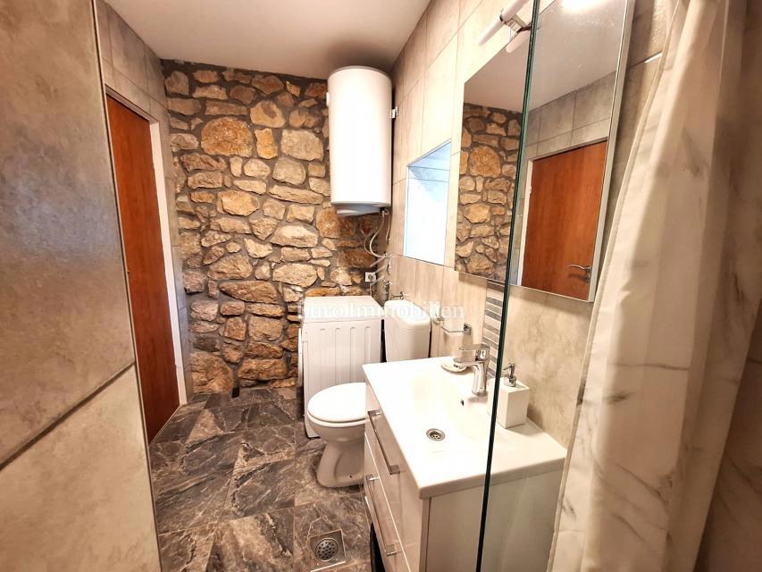 Isola di Krk, Malinska - casa in pietra con piscina