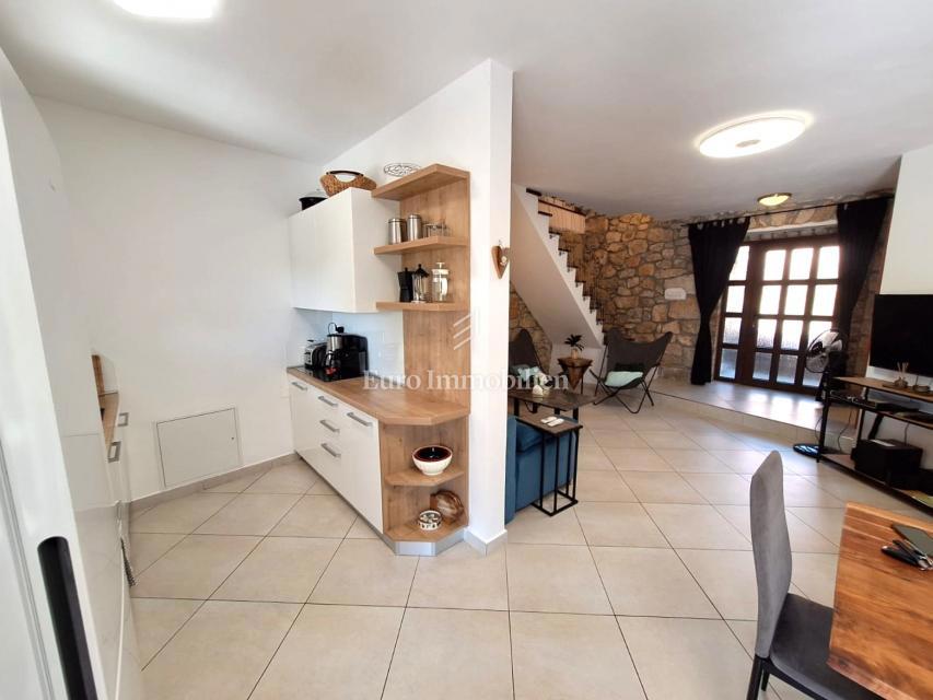 Isola di Krk, Malinska - casa in pietra con piscina