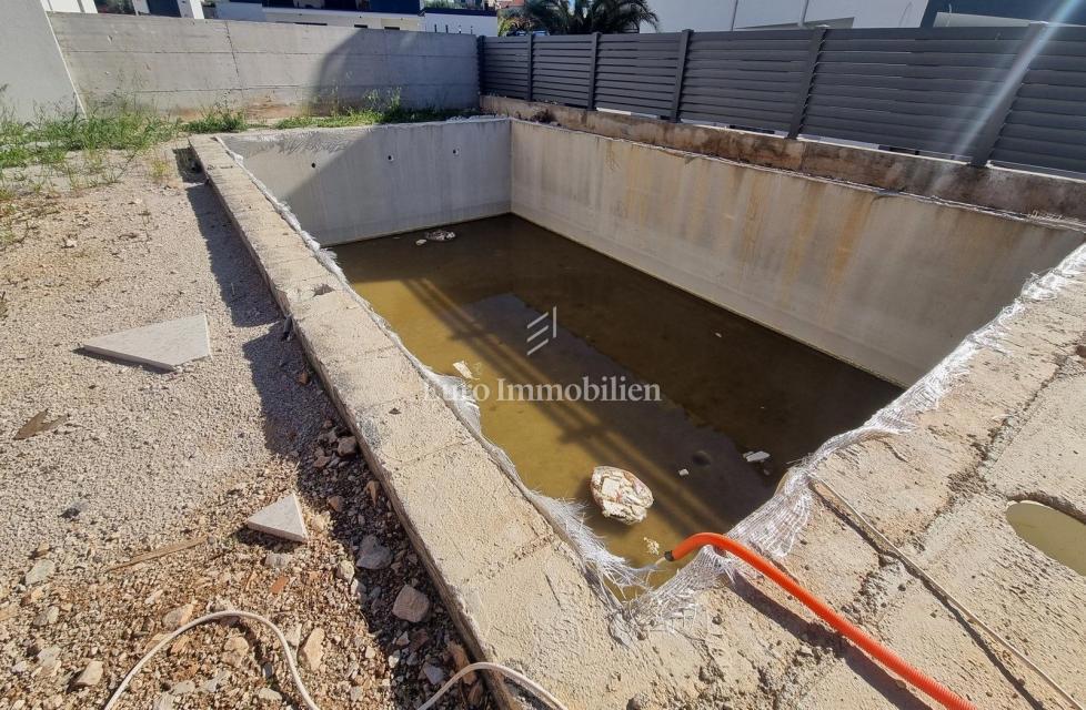 Nuova constuzione, casa di lusso con piscina, vicino al mare e al centro