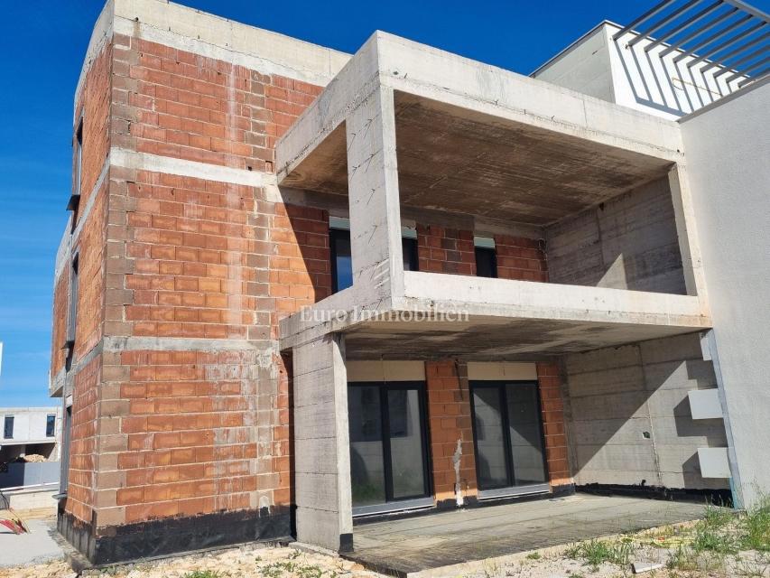 Nuova constuzione, casa di lusso con piscina, vicino al mare e al centro