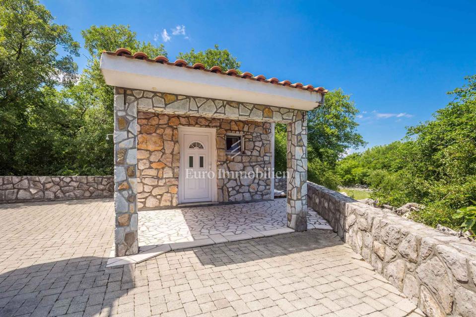 House with pool in a quiet location