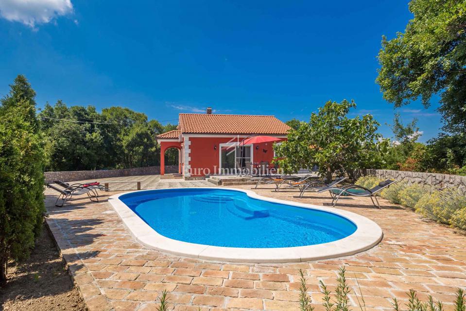 House with pool in a quiet location