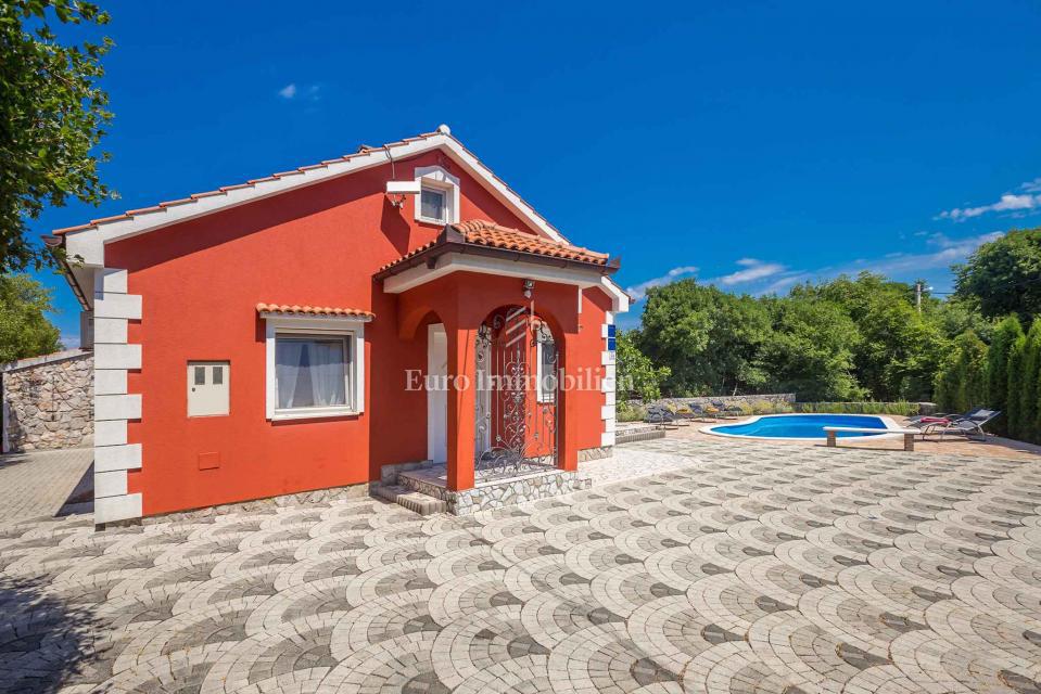 House with pool in a quiet location