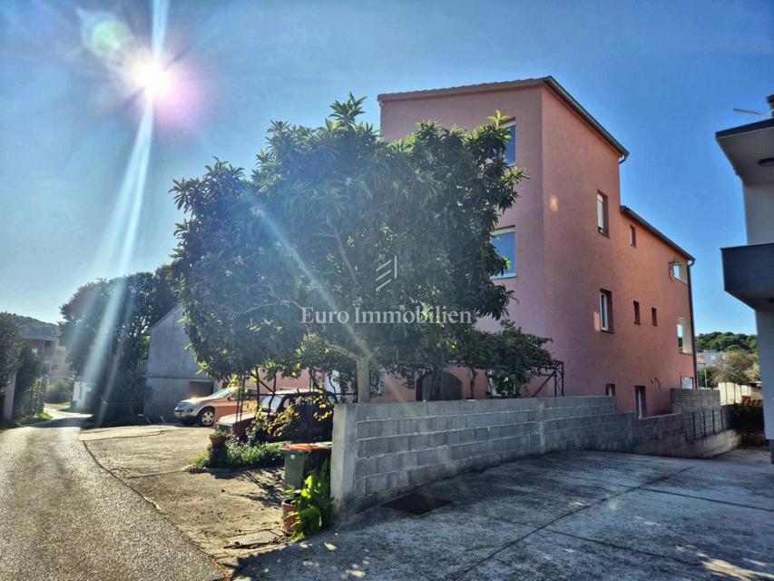 Tisno - casa con 9 appartamenti e piscina