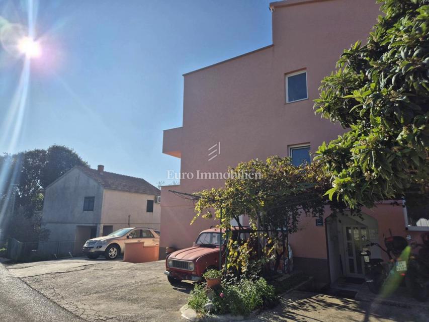 Tisno - casa con 9 appartamenti e piscina