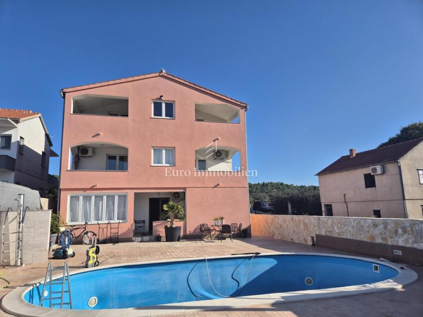 Tisno - casa con 9 appartamenti e piscina