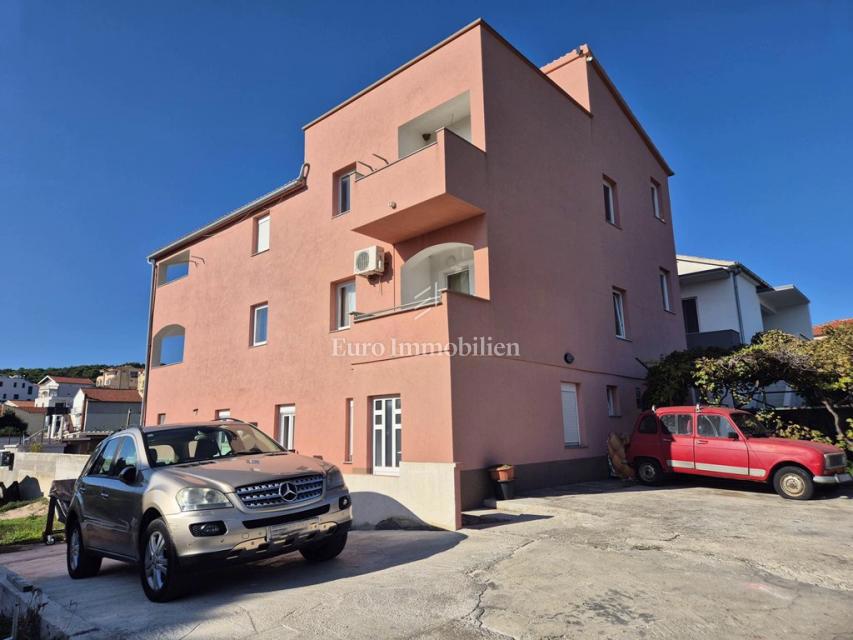 Tisno - casa con 9 appartamenti e piscina