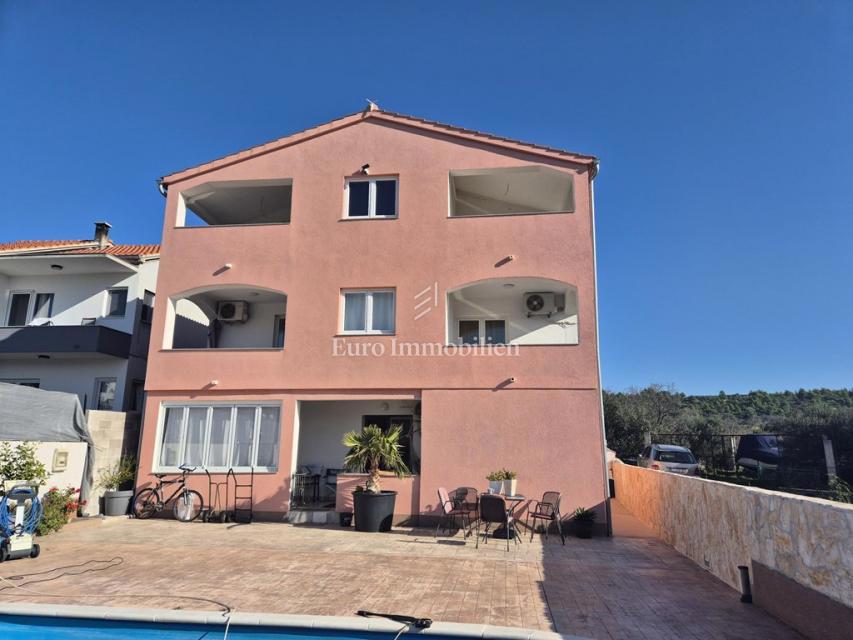 Tisno - casa con 9 appartamenti e piscina