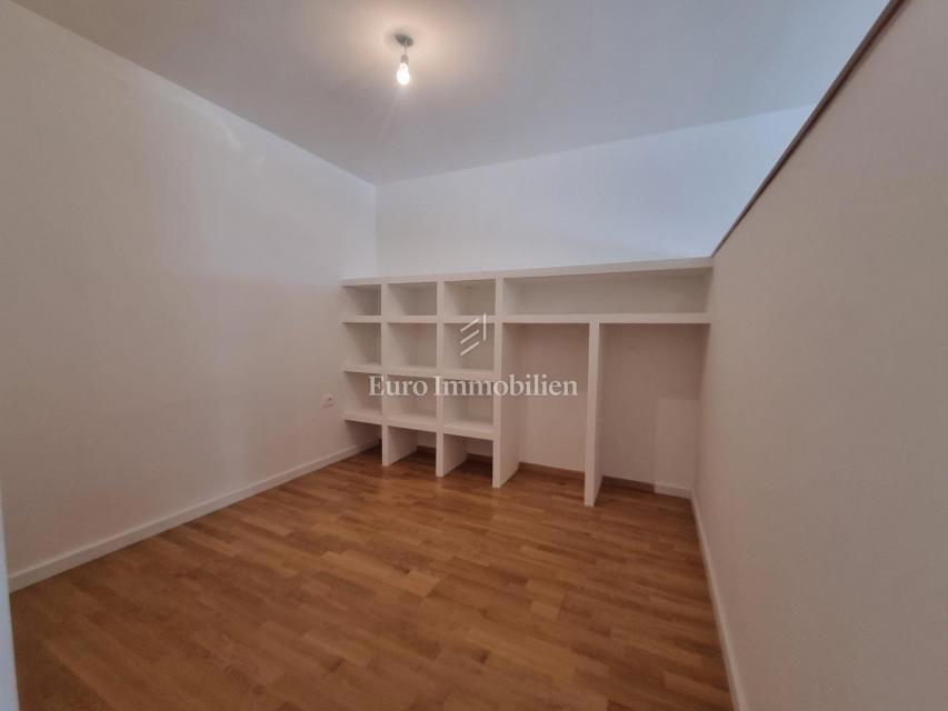 Crikvenica - appartamento in un nuovo edificio con giardino di 100m2