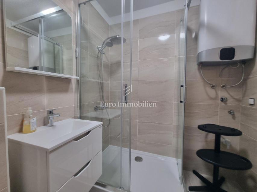 Crikvenica - appartamento in un nuovo edificio con giardino di 100m2