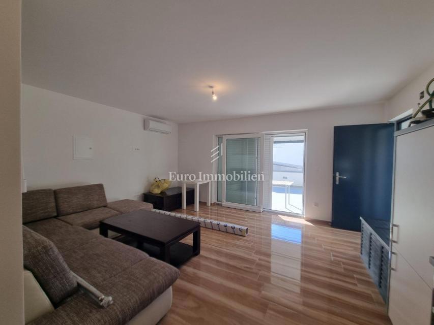 Crikvenica - appartamento in un nuovo edificio con giardino di 100m2