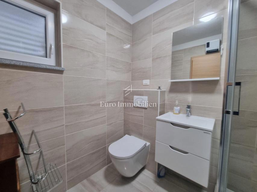 Crikvenica - appartamento in un nuovo edificio con giardino di 100m2