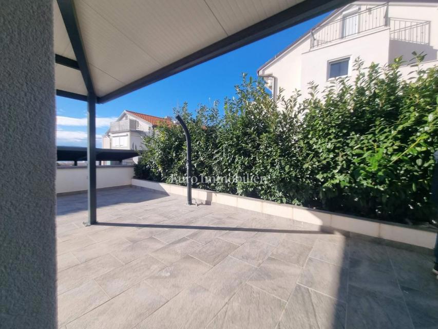 Crikvenica - appartamento in un nuovo edificio con giardino di 100m2