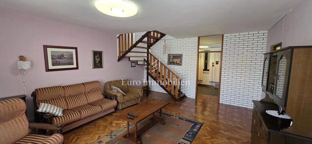 Casa con vista mare e due garage - Klenovica