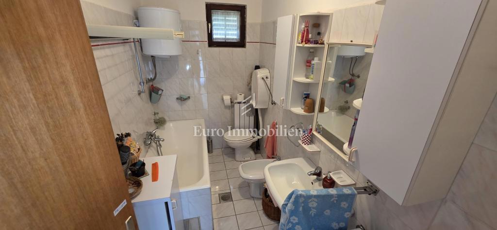 Casa con vista mare e due garage - Klenovica