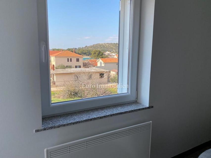 Tisno - Appartamento con giardino e vista mare