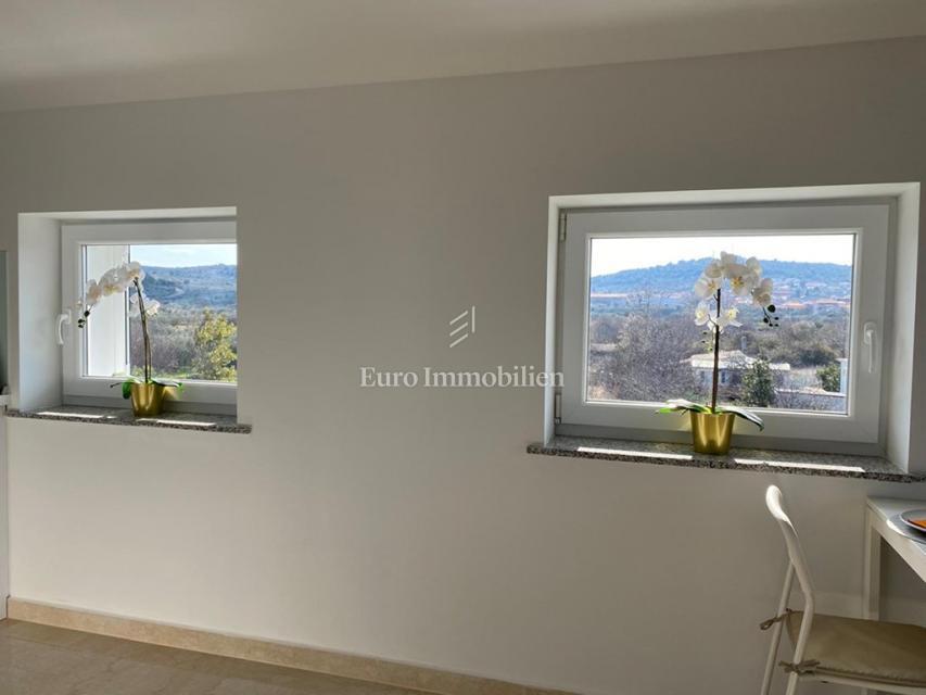 Tisno - Appartamento con giardino e vista mare