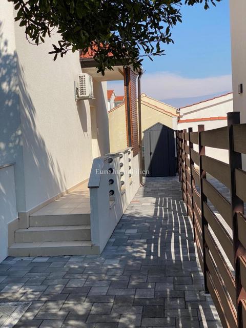 Tisno - Appartamento con giardino e vista mare