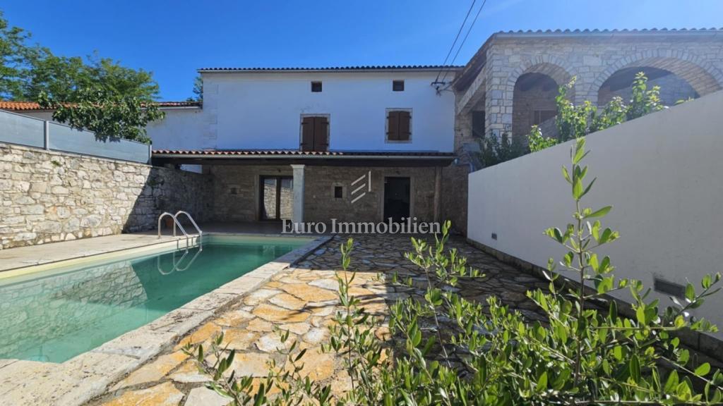 Parenzo - casa in pietra con piscina