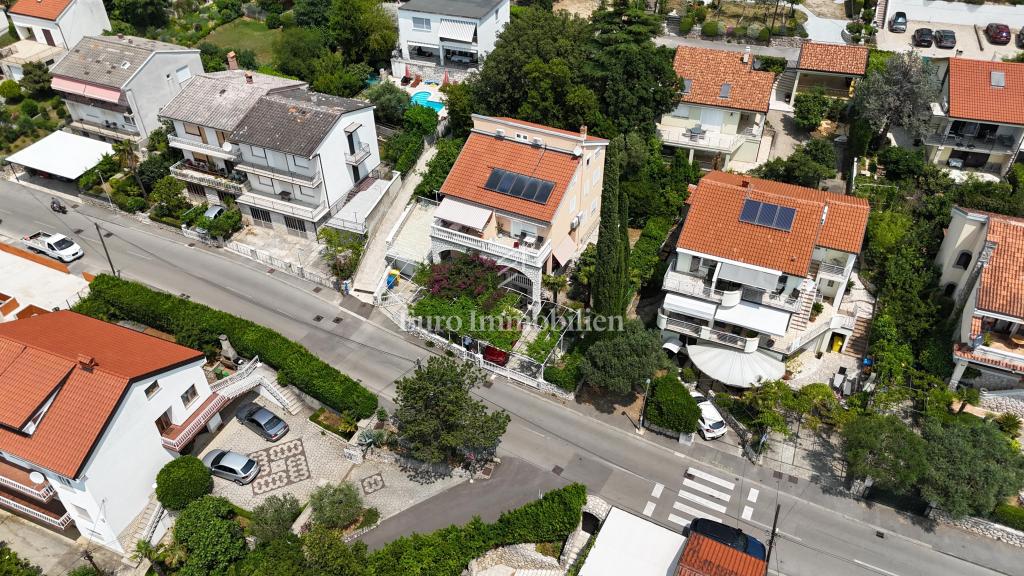 Ampia casa con 5 appartamenti, a 100 m dal mare