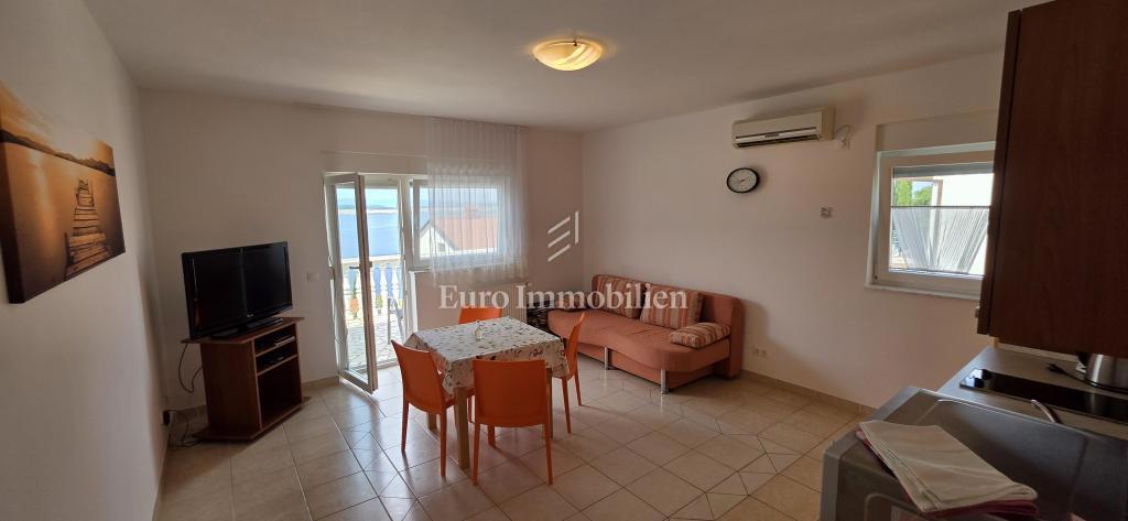 Ampia casa con 5 appartamenti, a 100 m dal mare