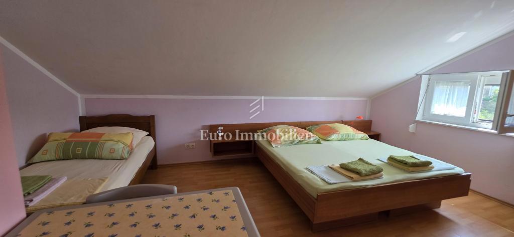 Ampia casa con 5 appartamenti, a 100 m dal mare