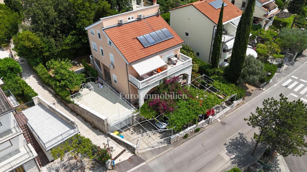 Ampia casa con 5 appartamenti, a 100 m dal mare