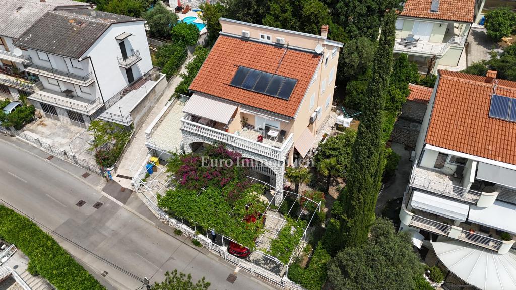 Ampia casa con 5 appartamenti, a 100 m dal mare