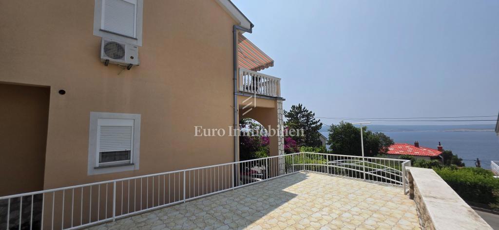 Ampia casa con 5 appartamenti, a 100 m dal mare