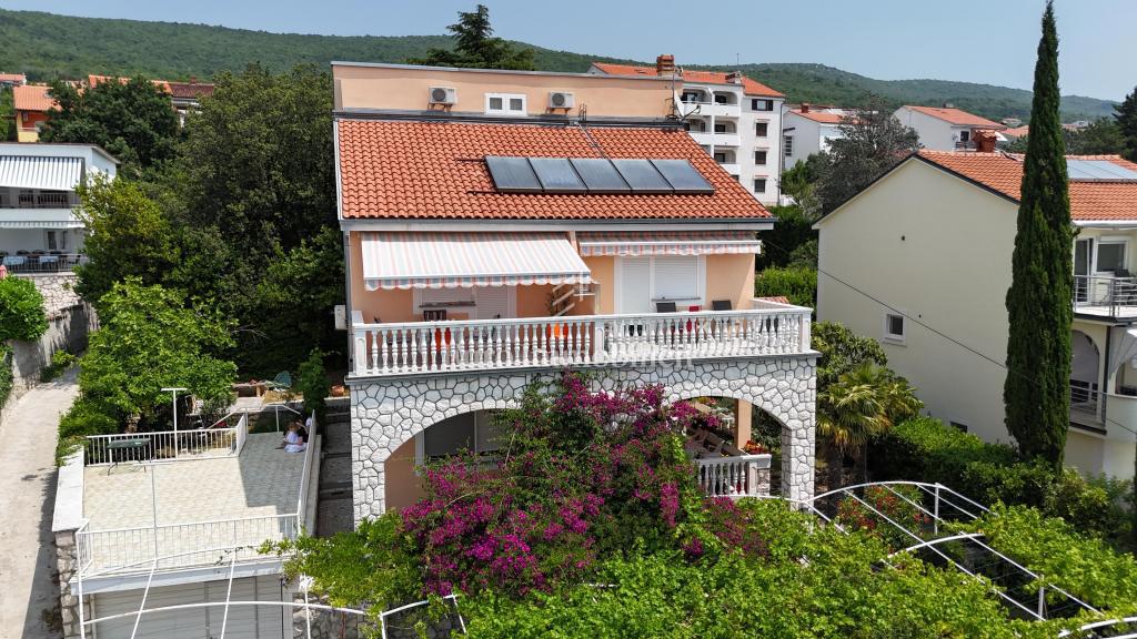 Ampia casa con 5 appartamenti, a 100 m dal mare