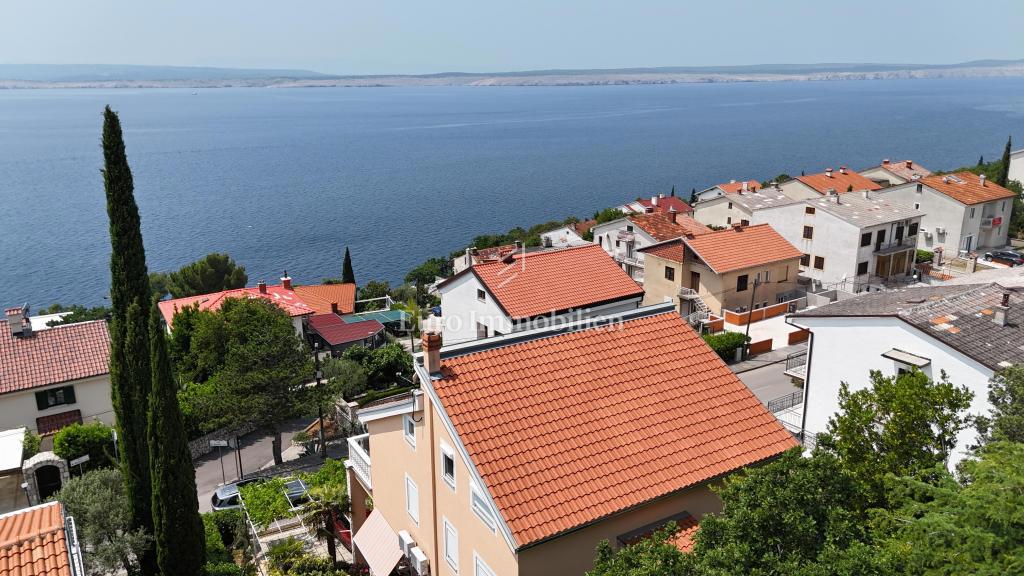 Ampia casa con 5 appartamenti, a 100 m dal mare