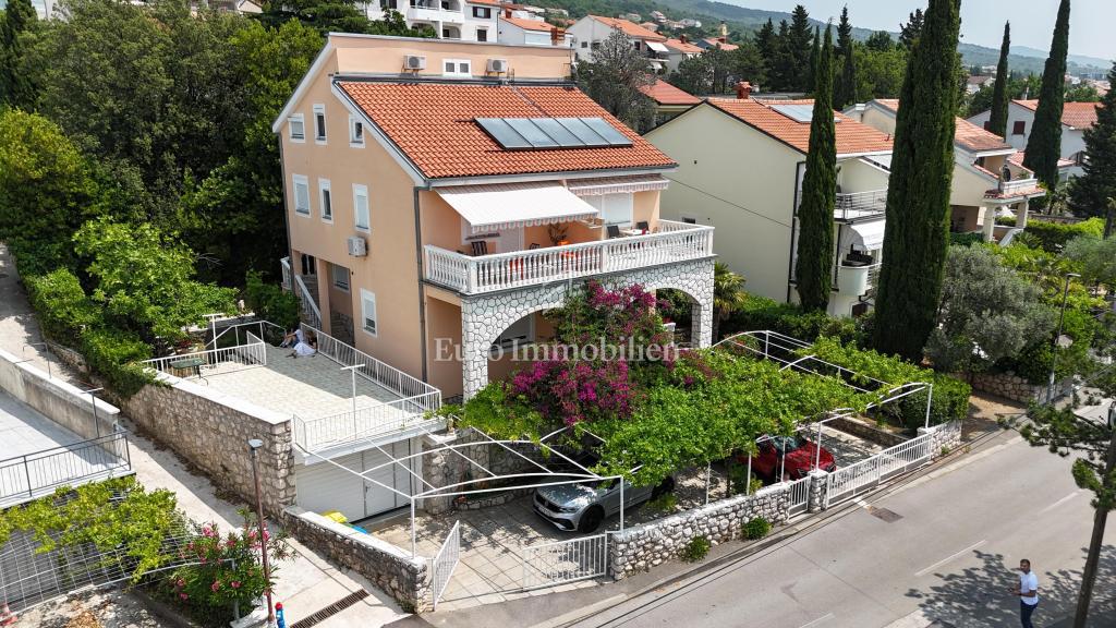 Ampia casa con 5 appartamenti, a 100 m dal mare